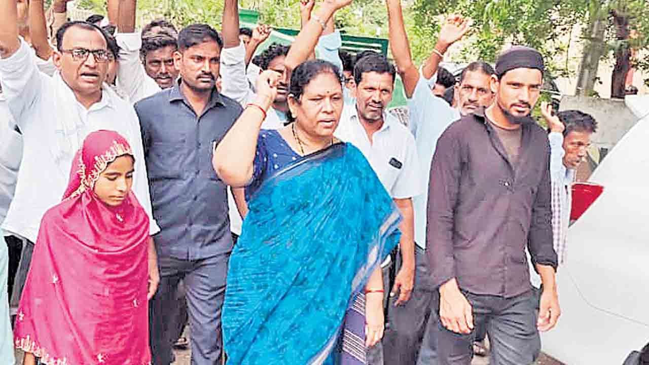ఇకడే ఉరి తీయండి.. అటవీ భూములు లాక్కోవడంపై ఎమ్మెల్యే కోవ లక్ష్మి ఫైర్‌
