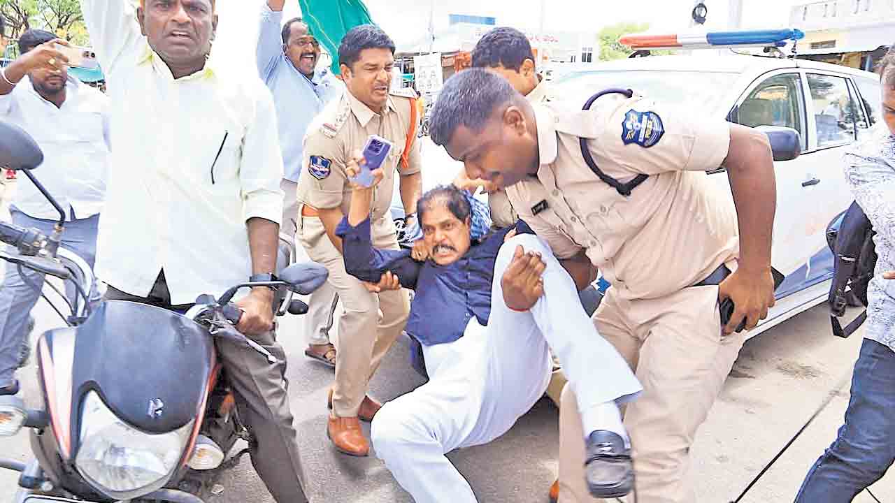 రైతులపై నిర్బంధకాండ.. పోలీసులను దింపి రైతులను అడ్డుకున్న ప్రభుత్వం