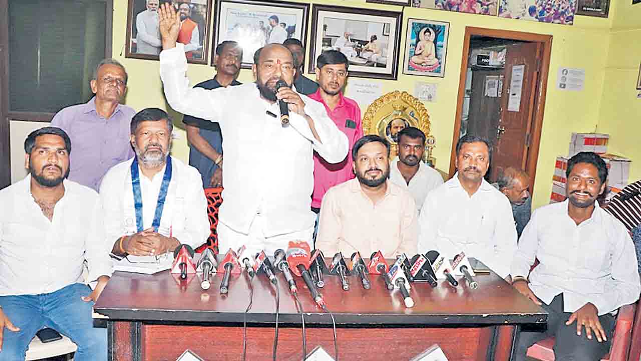 రాజీవ్‌ యువవికాసం దరఖాస్తులేవి?