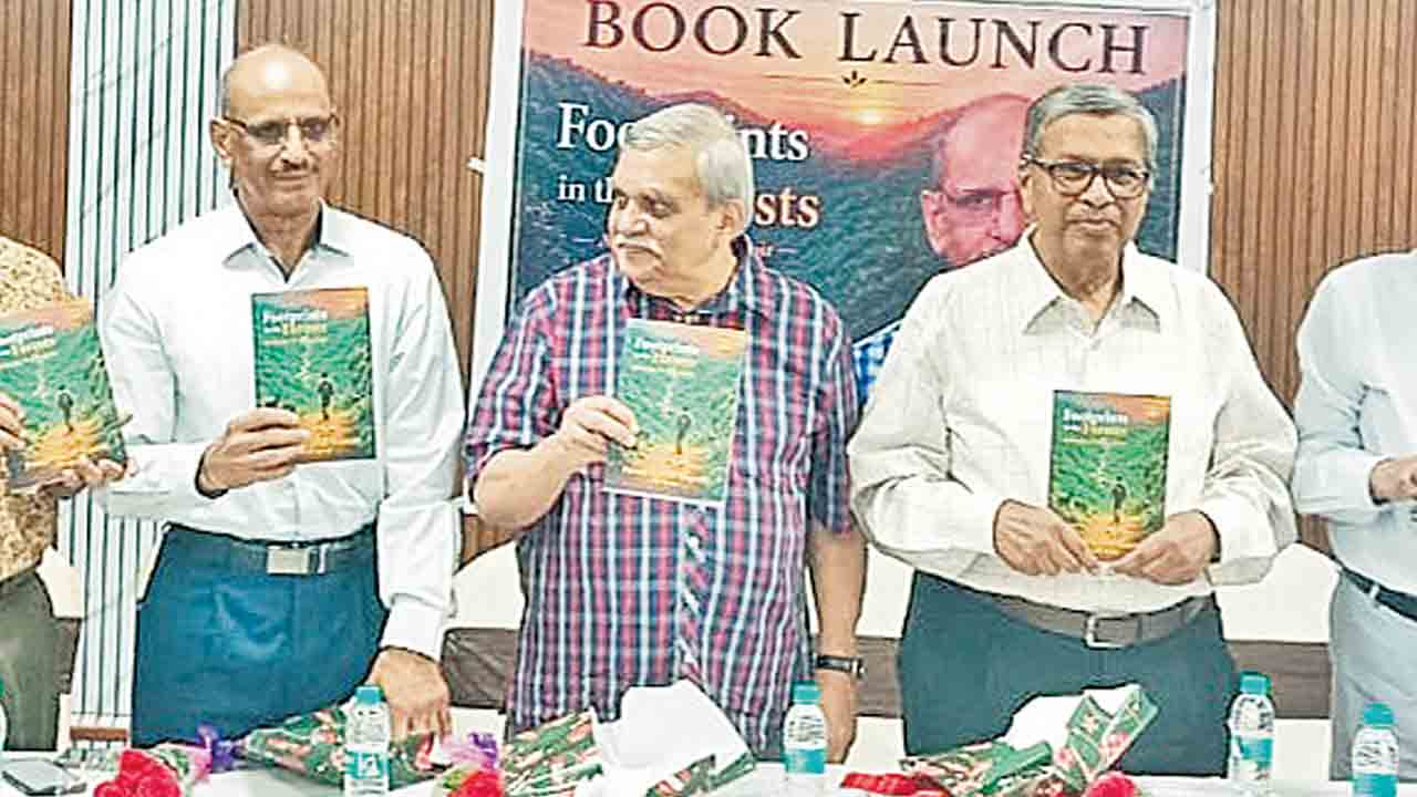 ‘ఫుట్‌ ప్రింట్స్‌ ఆన్‌ ఫారెస్ట్‌” పుస్తకావిషరణ