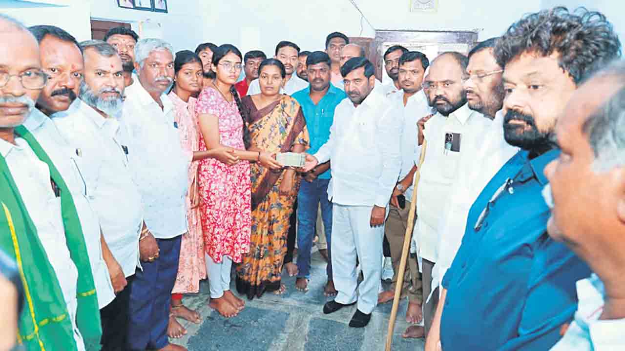 ఉద్యమ కారుడి కుటుంబానికి ఆర్థిక సాయం
