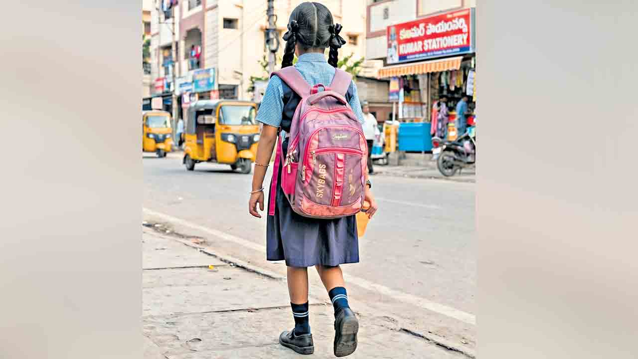 బ్యాగ్‌ బరువు కాకుండా..!