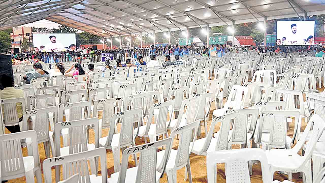 సీఎం ప్రసంగం ముగియకముందే.. జనం ఇంటిబాట