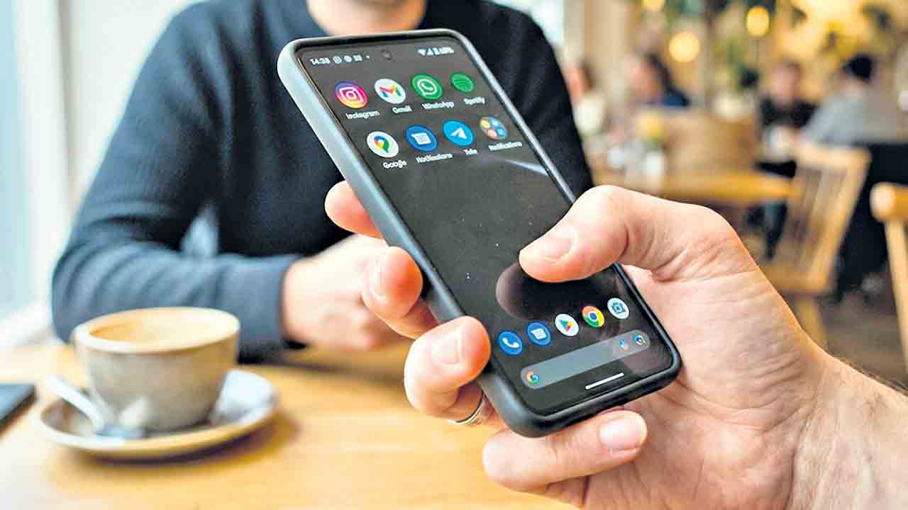 ఫోన్‌ హ్యాండ్‌ తగ్గేదెలా?!