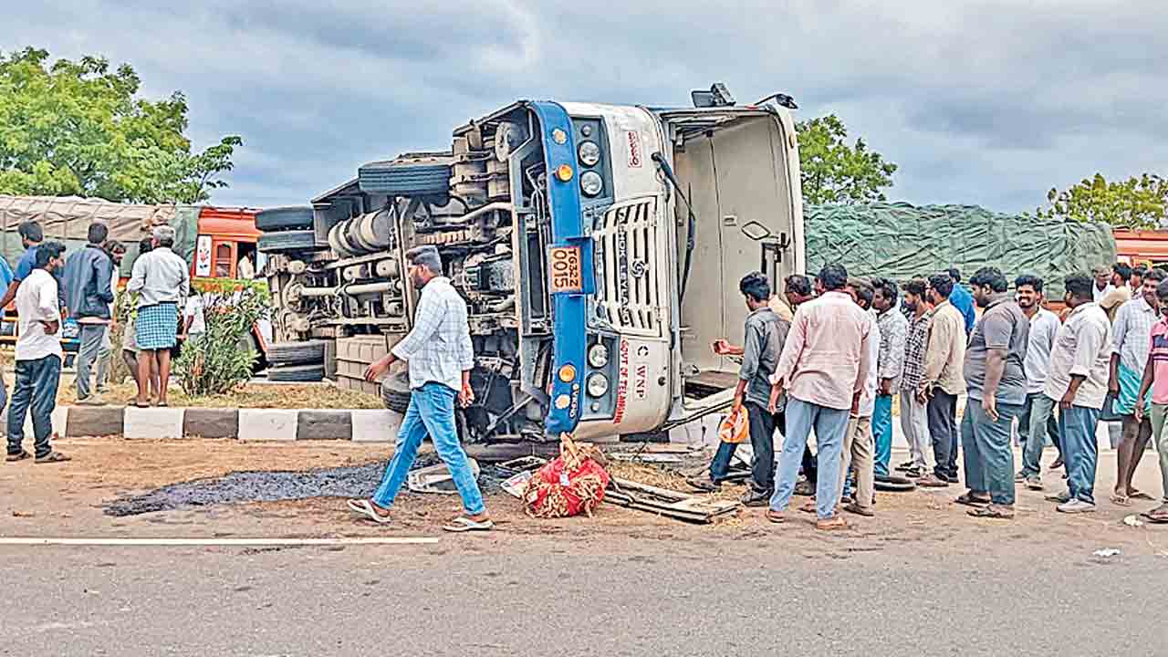 డివైడర్‌పై ఆర్టీసీ బస్సు బోల్తా.. ఒకరు మృతి.. 20 మందికి తీవ్రగాయాలు