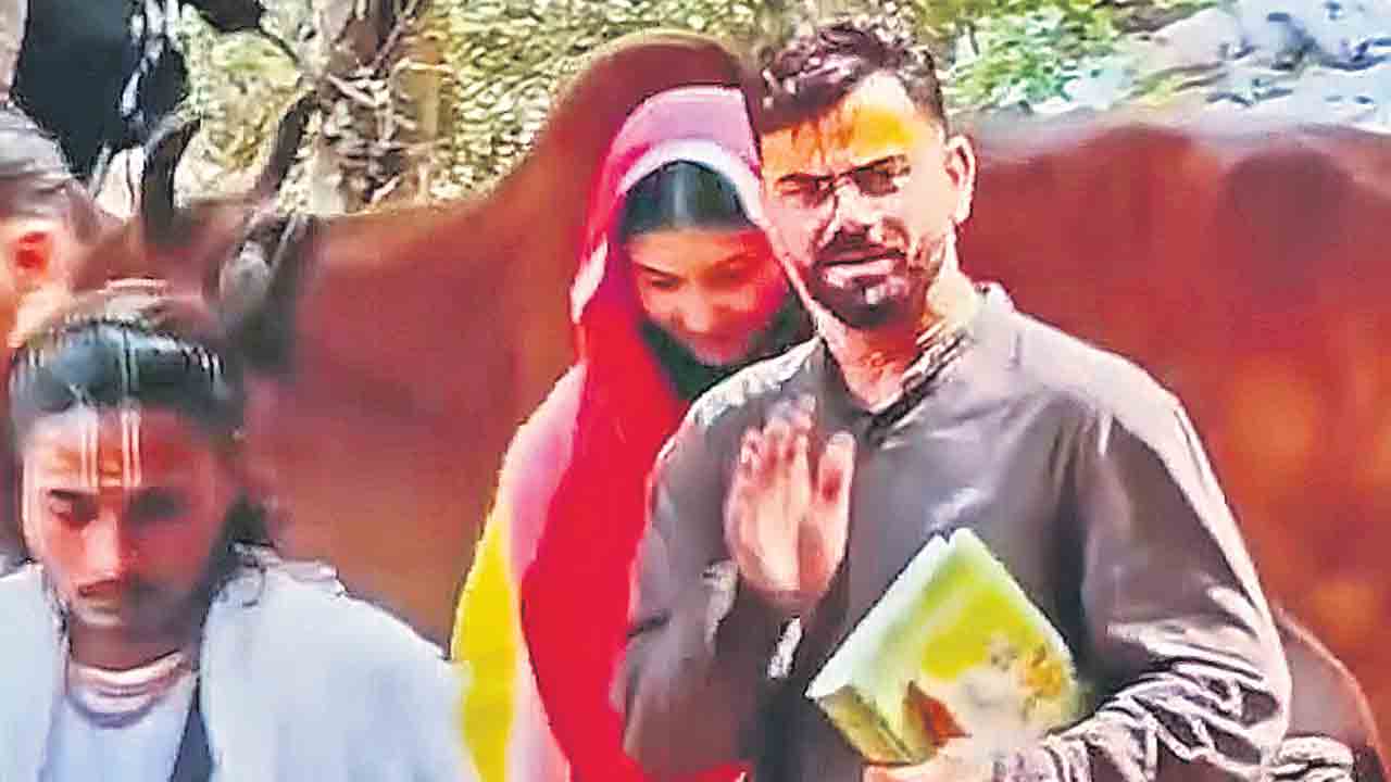 బృందావన్‌ ఆశ్రమంలో విరుష్క పూజలు