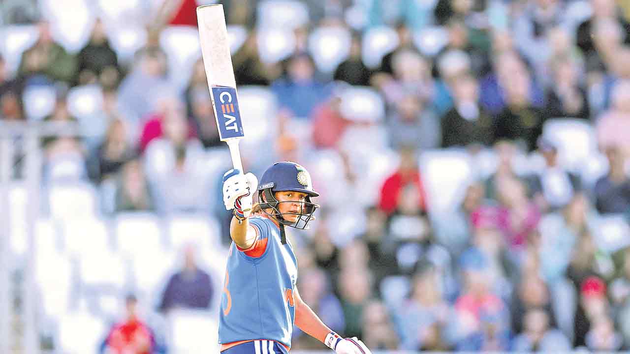 హర్మన్‌ మెరిసినా..మూడో టీ20లో భారత్‌ ఓటమి