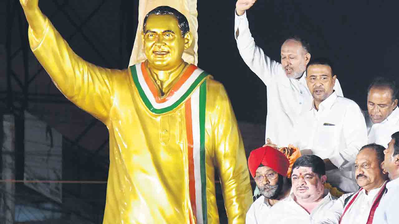 రాజీవ్‌ గాంధీ విగ్రహంపై రచ్చ రచ్చ.. కలకలం రేపిన ‘నమస్తే’ కథనం