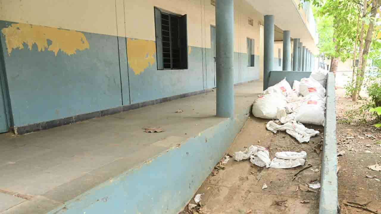 సమస్యల బడిగంటలు