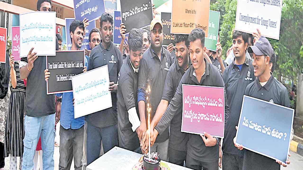 చిక్కడపల్లి లైబ్రరీలో నిరుద్యోగుల వినూత్న నిరసన