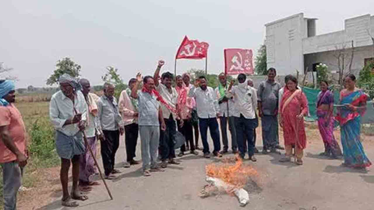 ఎరువులు, విత్తనాలు ఉచితంగా ఇవ్వాలి