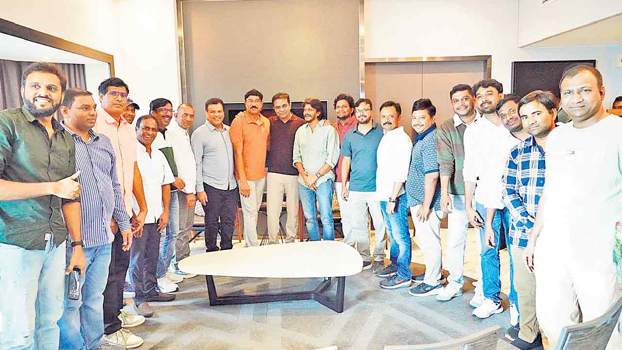 సింగపూర్‌ ఎన్నారైలతో కేటీఆర్‌ భేటీ