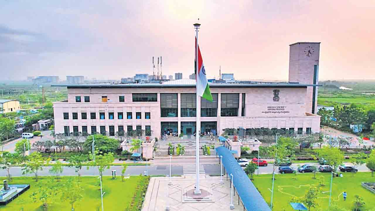 విదేశాలకు వెళ్లొచ్చిన అర్చకులకు స్వల్ప ఊరట