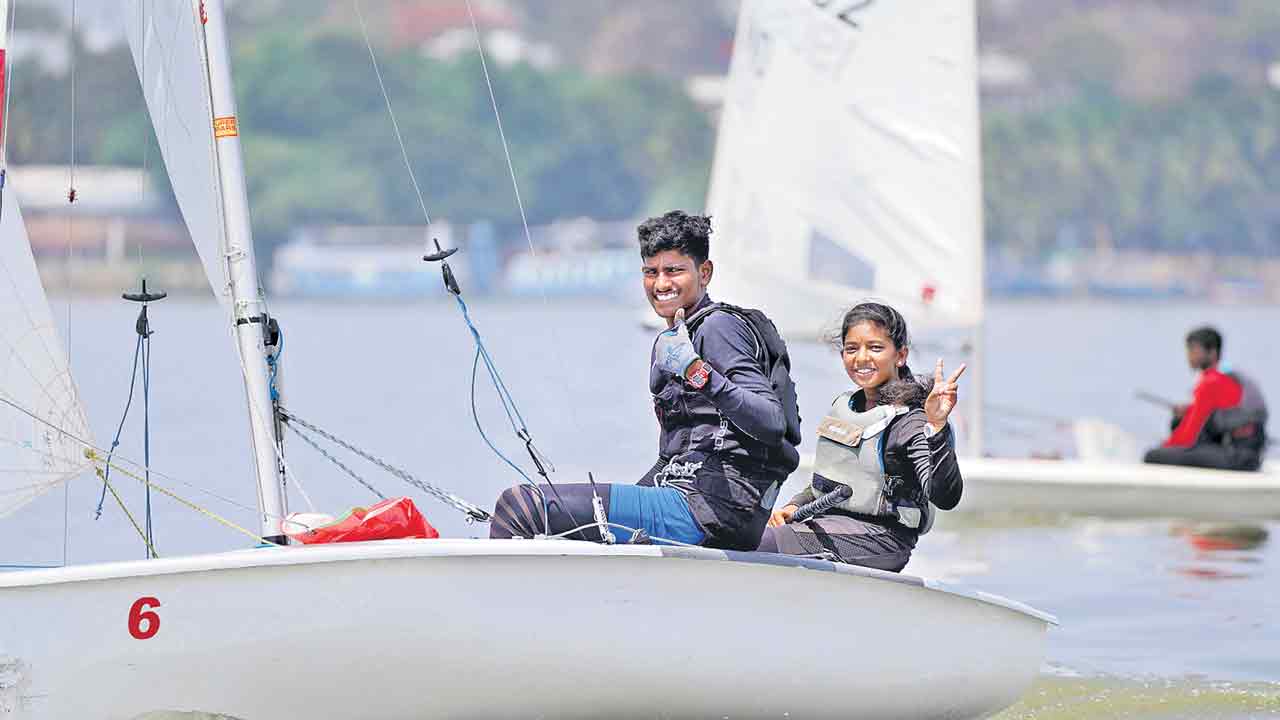 అగ్రస్థానంలో చంద్రలేఖ- ధనుష్‌