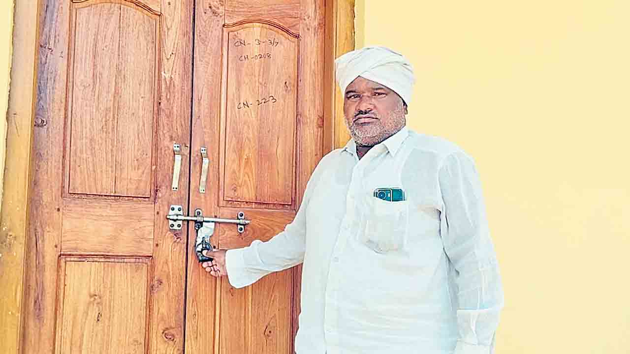 బిల్లు చెల్లింపుల్లేక జీపీ భవనానికి తాళం