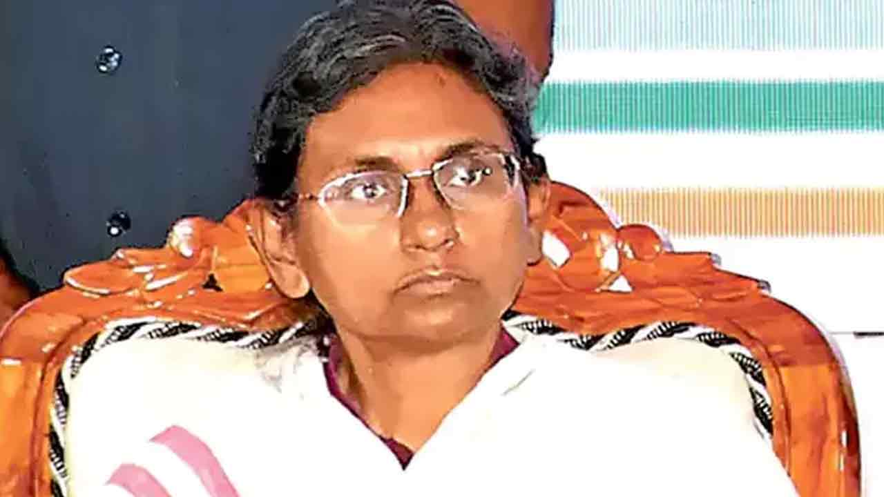 మీనాక్షి కేసు వివరాలు ముఖ్యనేత పీఏ అడిగిండు