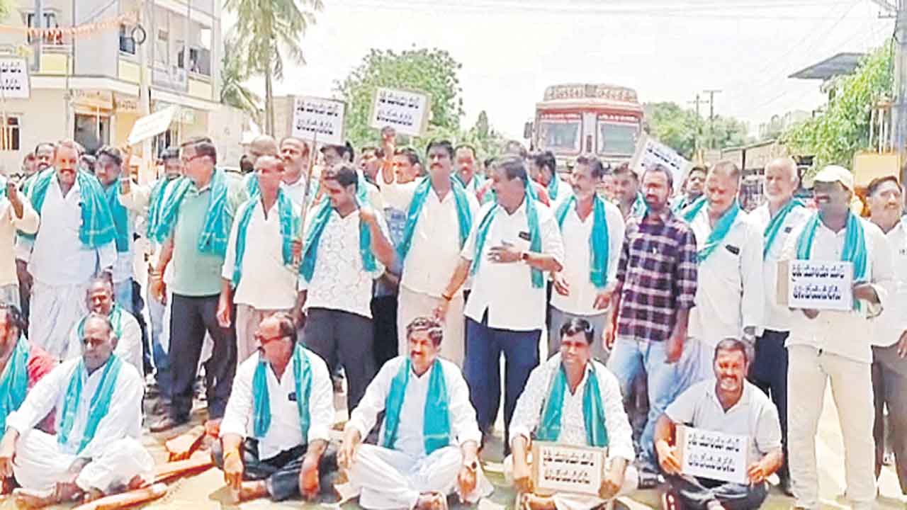 యూరియా కోసం రోడ్డెక్కిన రైతులు