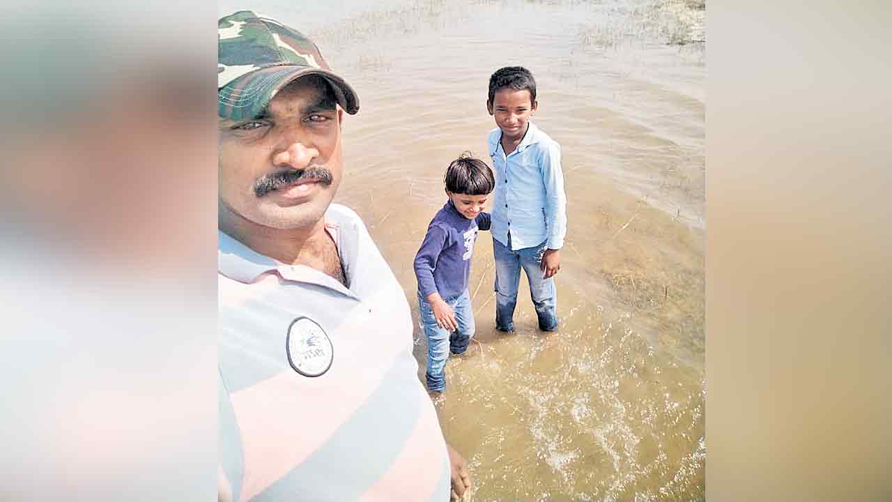 పిల్లలను నీళ్లలో తోసి తండ్రి ఆత్మహత్య