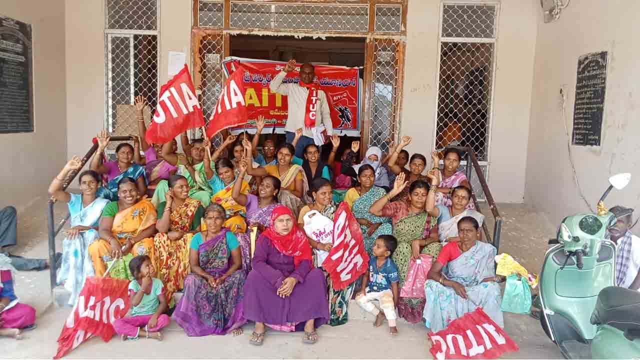 పింఛన్లు మంజూరు చేయాలని ధర్నా