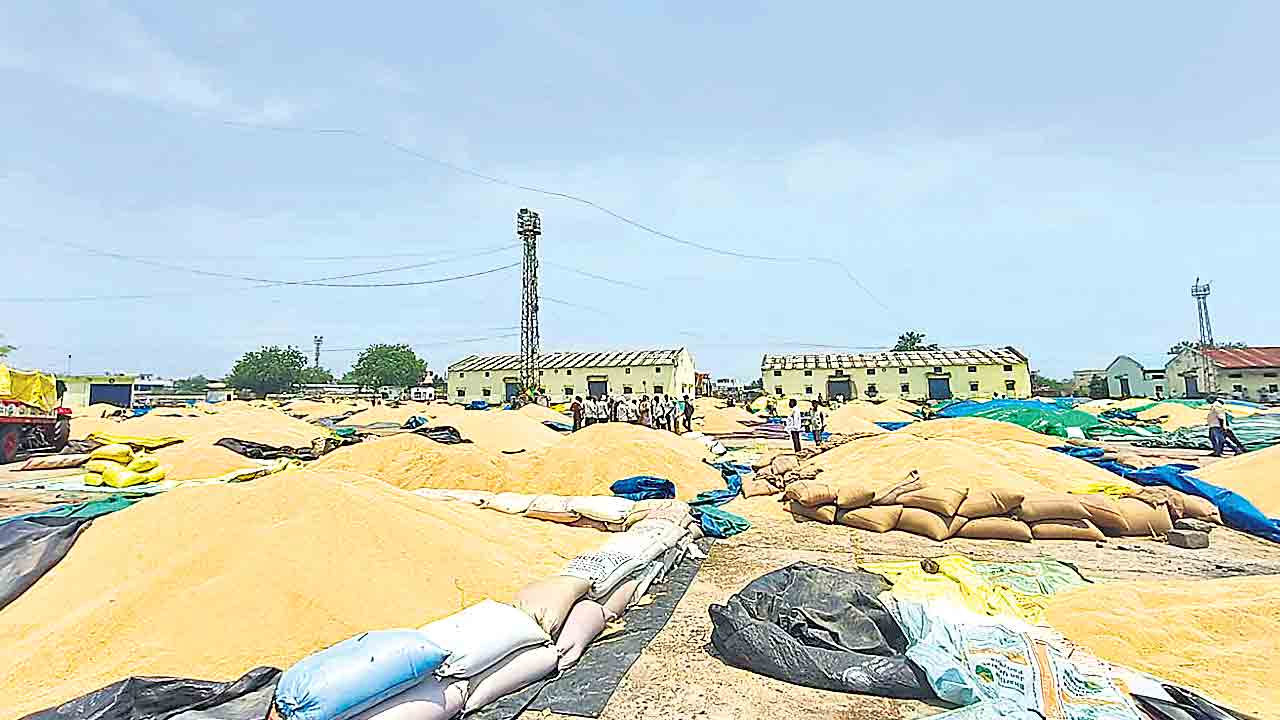 రైతుల రెక్కల కష్టం దళారుల పాలు