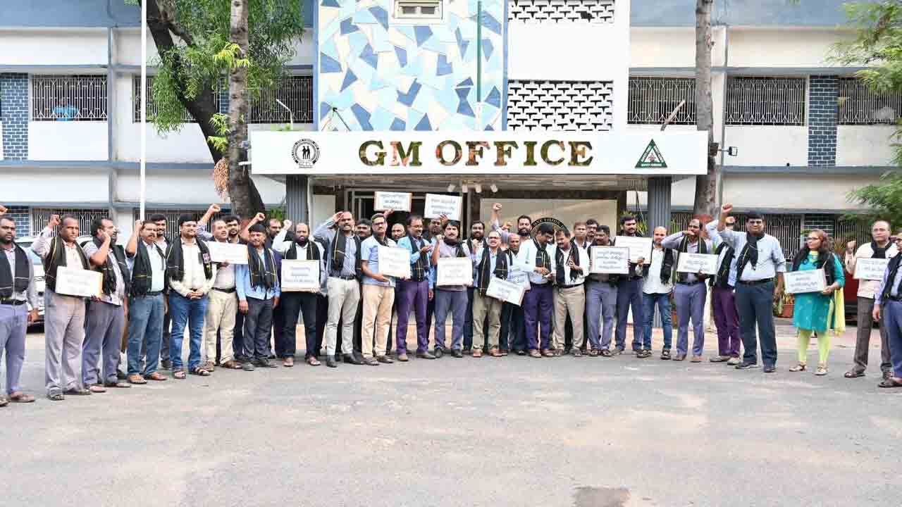 సింగరేణి జీఎం కార్యాలయం ఎదుట నిరసన
