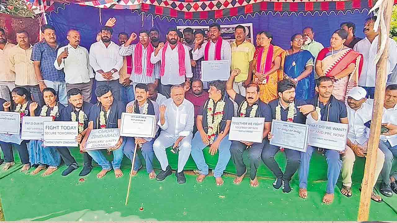 కాంగ్రెస్‌ పాలనలో అసంతృప్తిలో ఉద్యోగులు