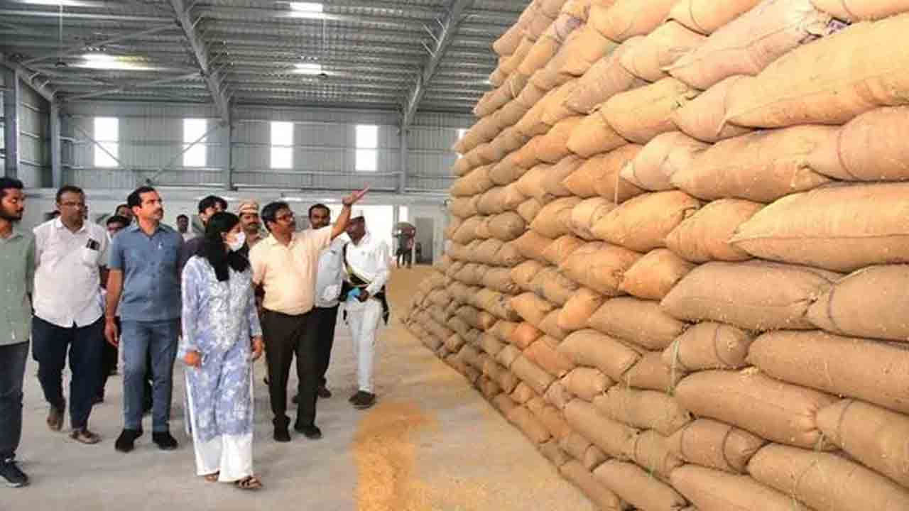 అపెరల్‌ పార్కు గోదాం నుంచి 200 బస్తాల ధాన్యం మాయం