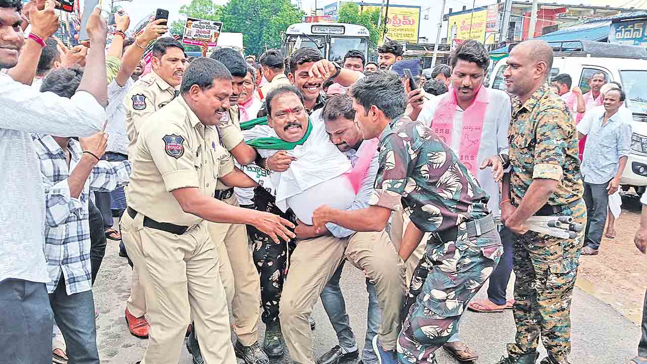 యూరియా యాప్‌లో లేదు.. షాపులో లేదు!