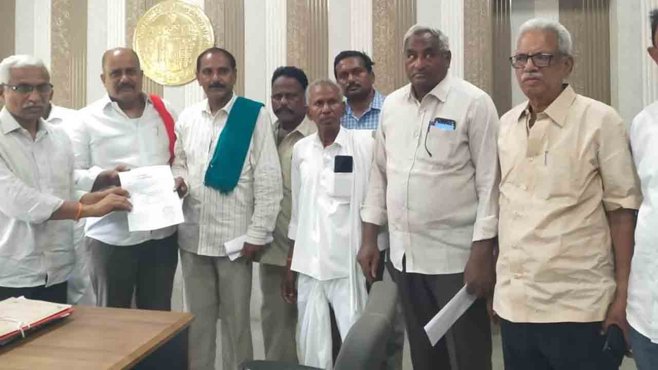 మొక్కజొన్న డబ్బులు ఇచ్చేదెప్పుడు?