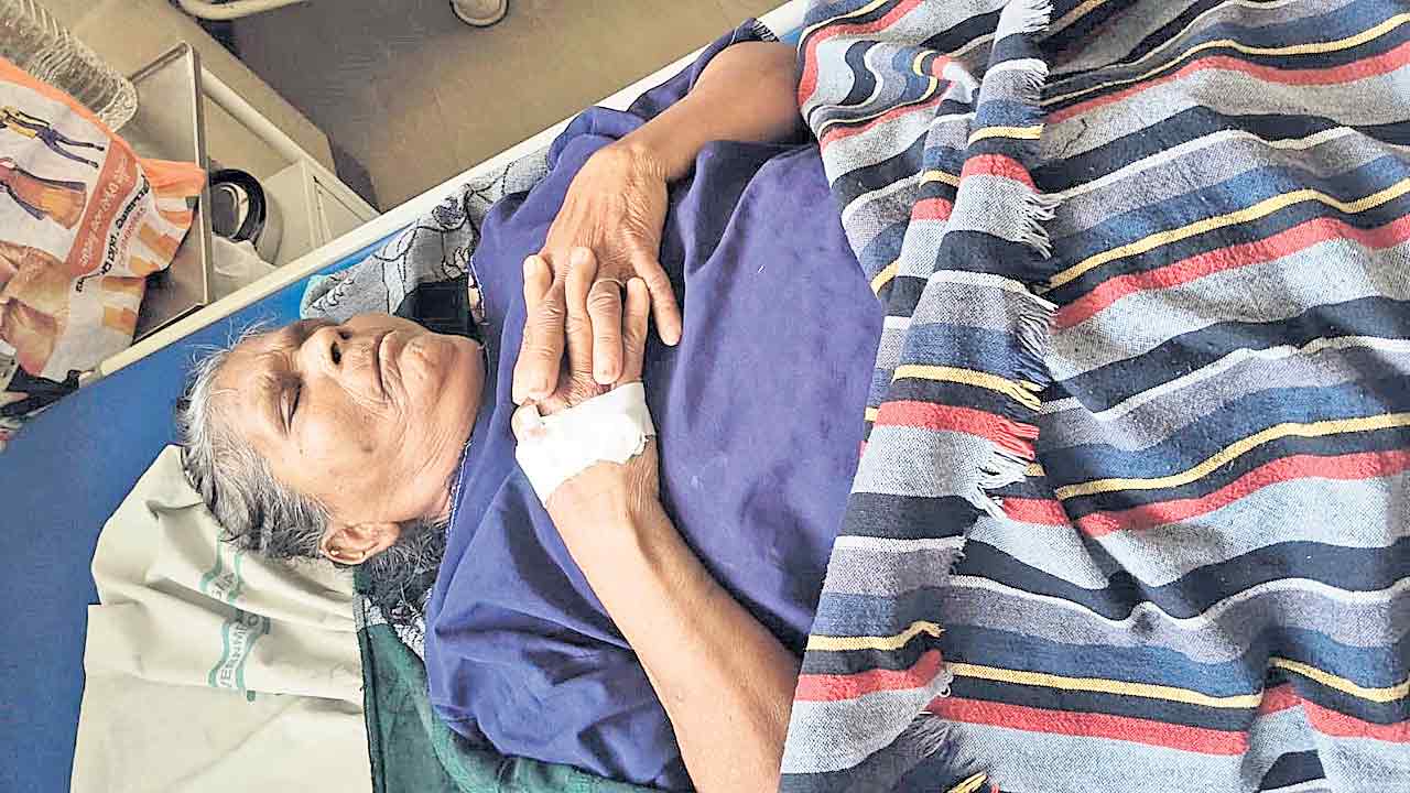 మధ్యలోనే నిలిచిన సర్జరీ.. అవస్థలో పేషెంట్‌