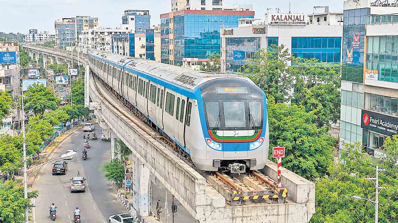 Metro Rail Project | కాటగలిసిన మెట్రో.. అనాలోచిత నిర్ణయాలతో.. ఉన్న రైలు ఆగం