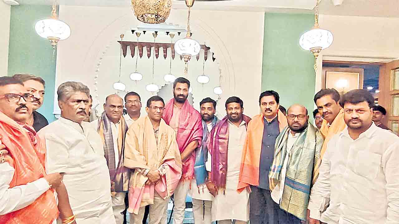 యాదవ భవన్‌ను వెంటనే ప్రారంభించాలి