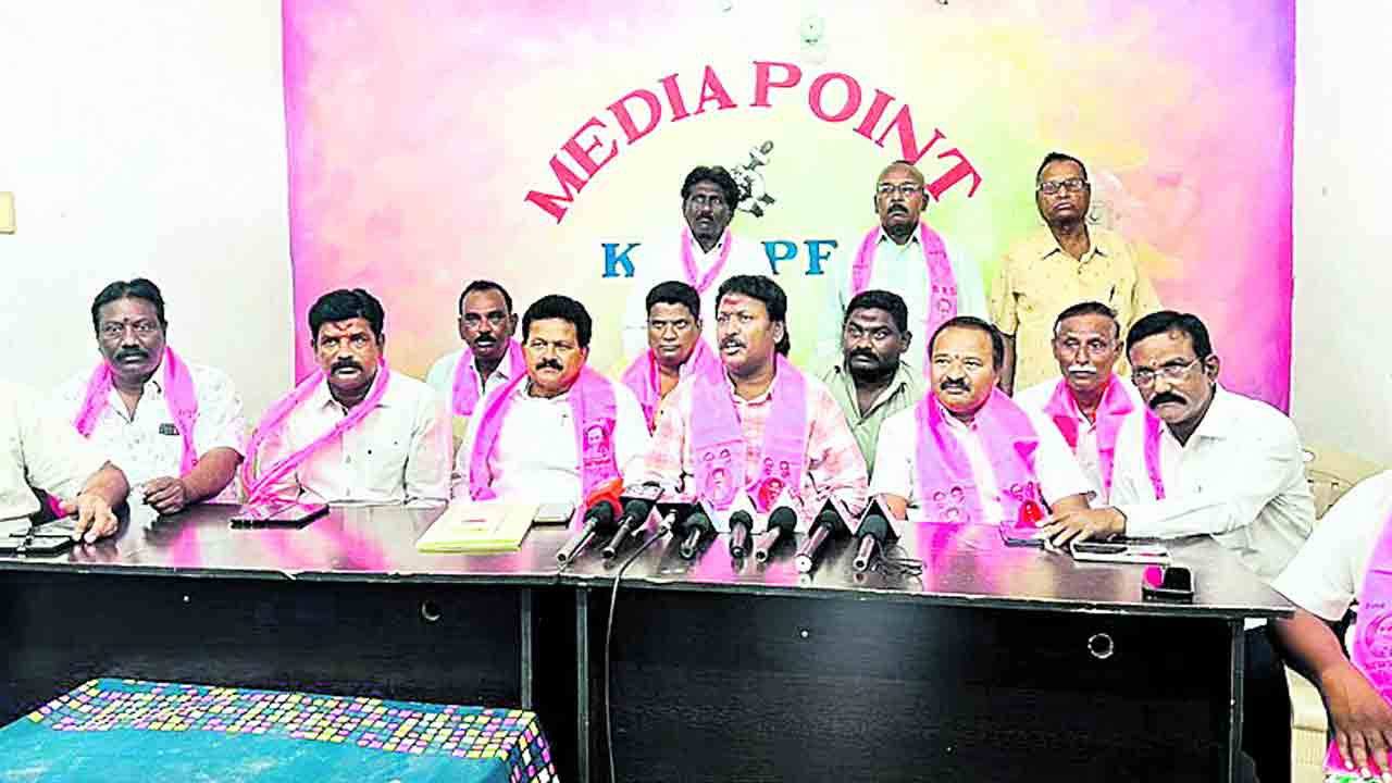 ప్రభుత్వ భూమి కబ్జాకు కాంగ్రెస్‌ నేతల కుట్రలు