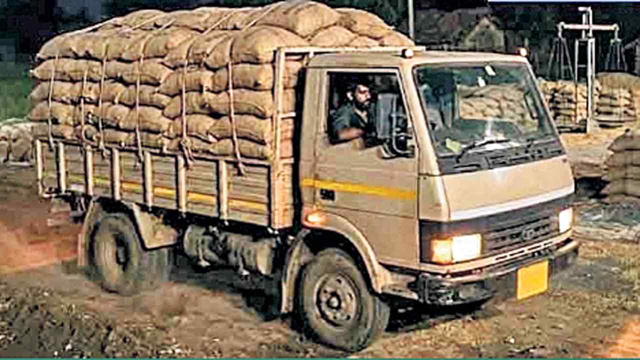 ధాన్యం లోడ్‌తో డ్రైవర్‌ పరార్‌