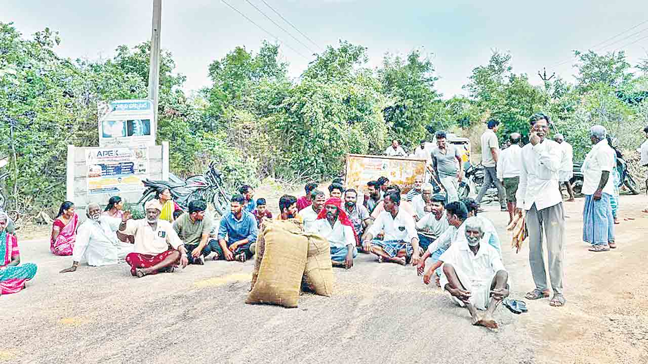 తడిసిన ధాన్యం , కొనుగోలు చేయాలని ధర్నా