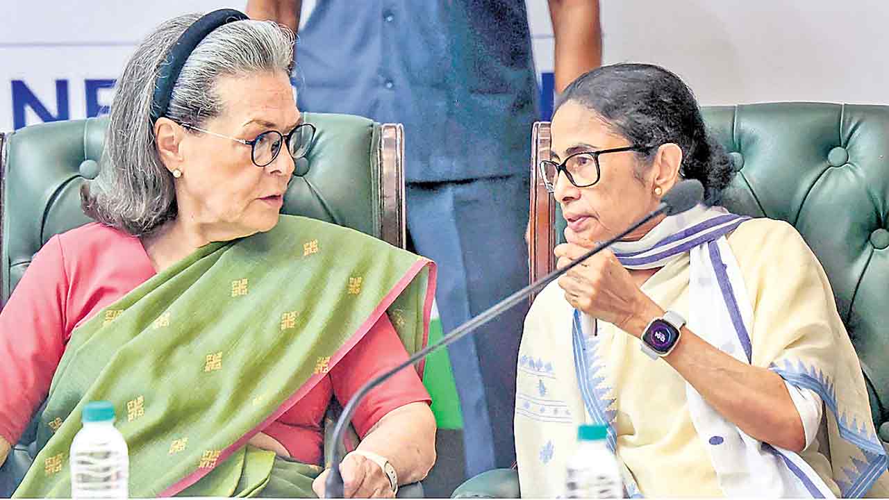 Mamata Banerjee | కాంగ్రెస్‌లో టీఎంసీ విలీనం?..జాతీయ మీడియాలో కథనాలు