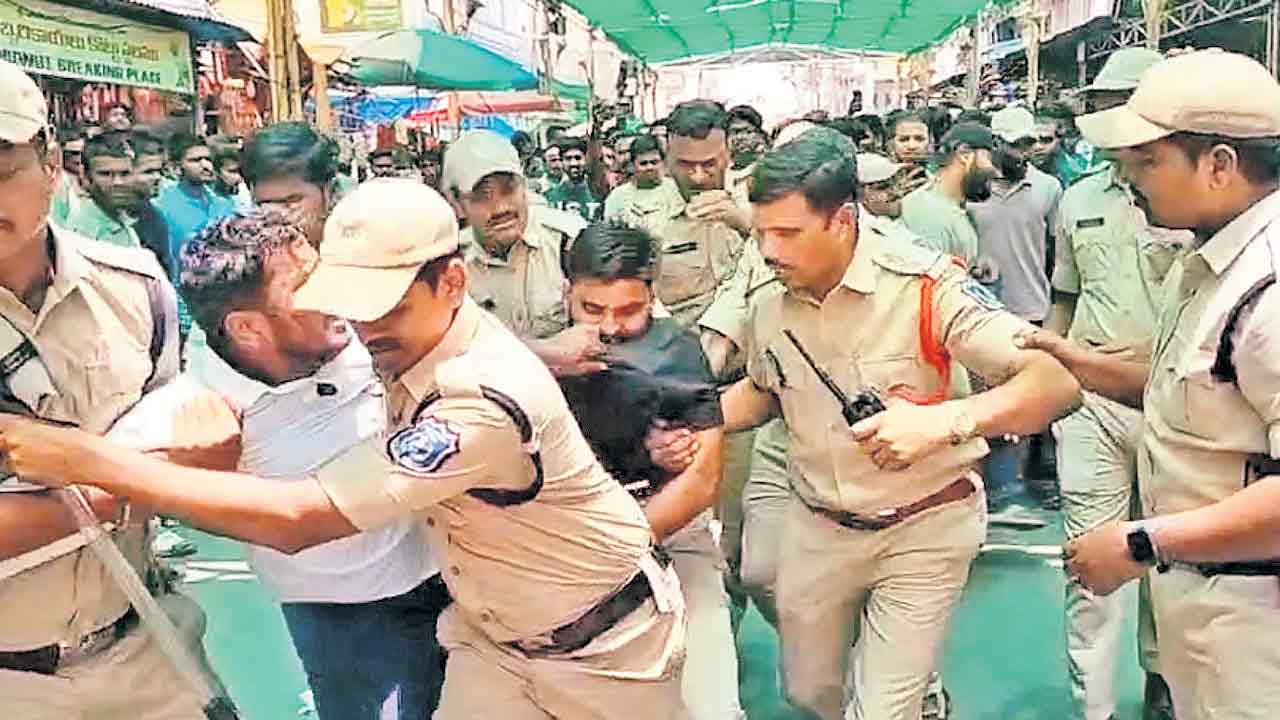 పోలీస్‌ నిరుద్యోగుల మెరుపు ధర్నా