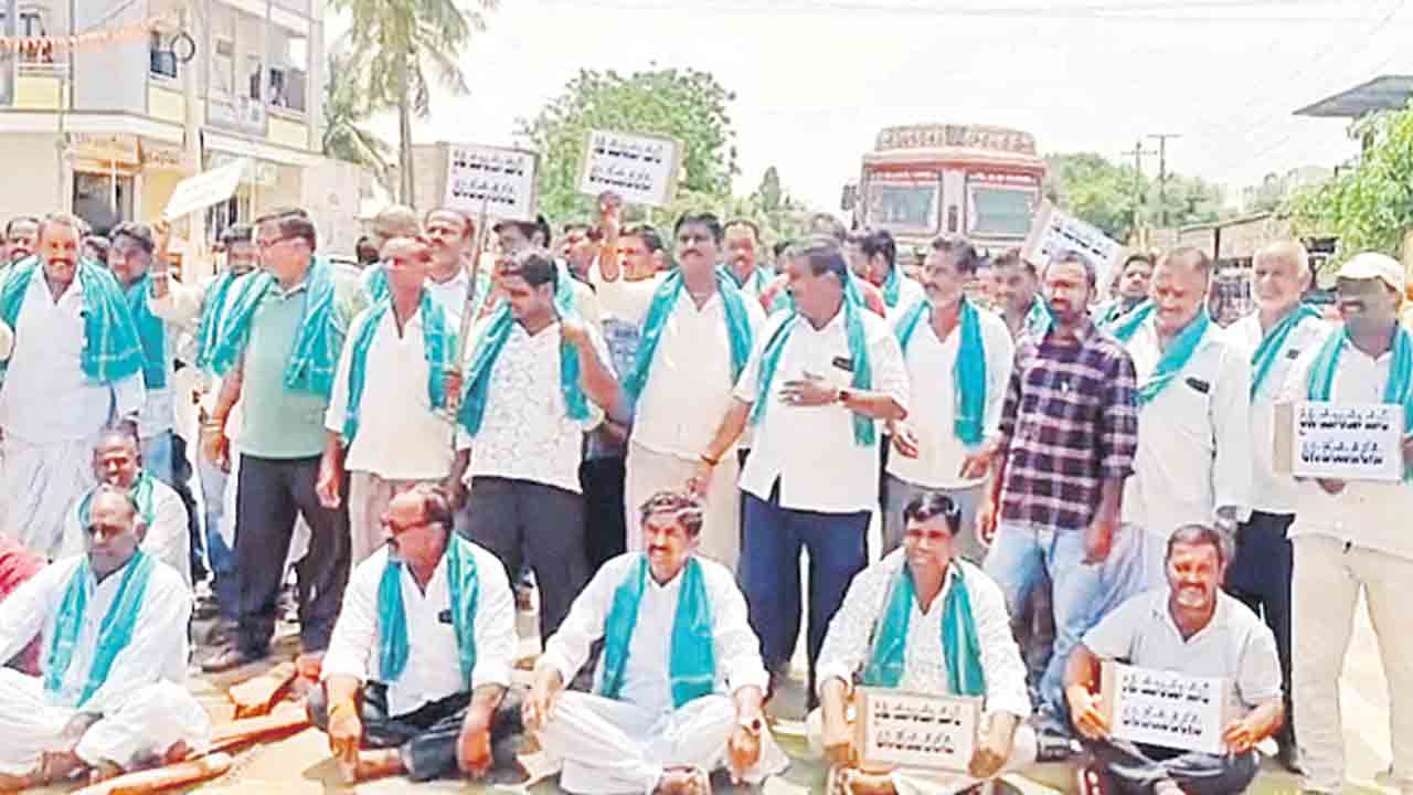 యూరియా కోసం రోడ్డెక్కాన రైతులు