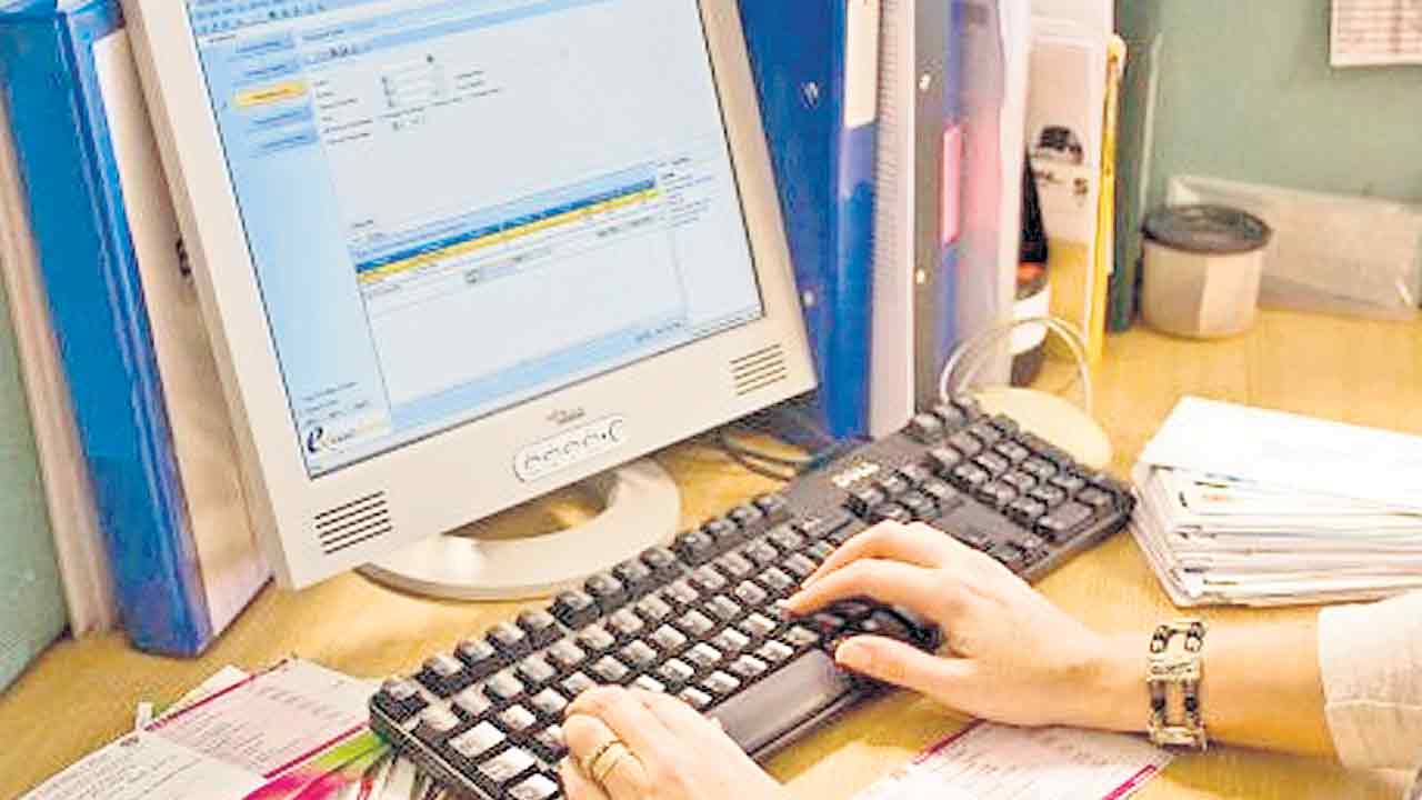 టీసీవోలపై సర్కార్‌ వేటు!
