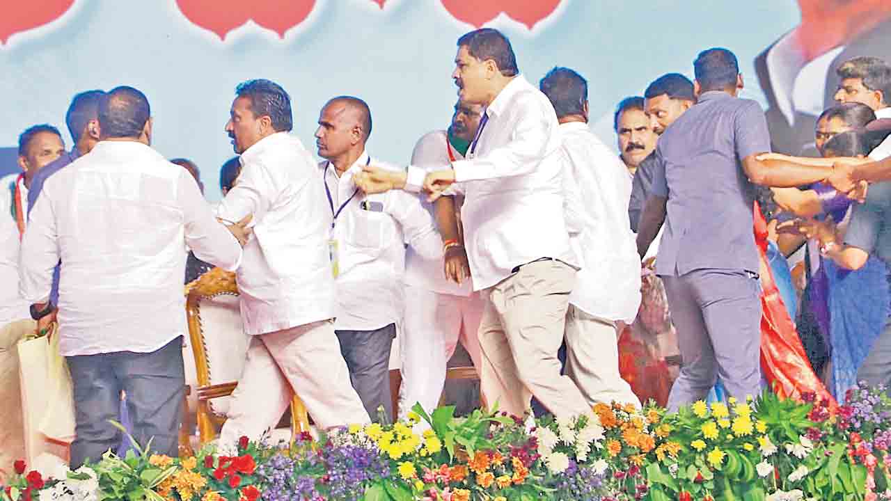 Revanth Reddy | సీఎం సభలో రచ్చ రచ్చ.. రేవంత్ నల్లగొండ పర్యటనలో కొట్టుకున్న కాంగ్రెస్ నేతలు