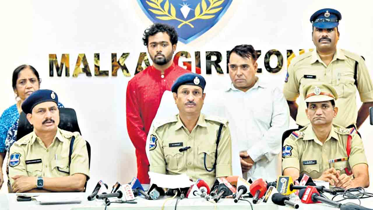 డబుల్‌ ఇండ్ల పేరుతో మోసం