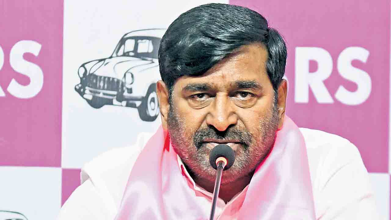 కేసీఆర్‌ది నిధుల వరద రేవంత్‌ది బూతుల బురద