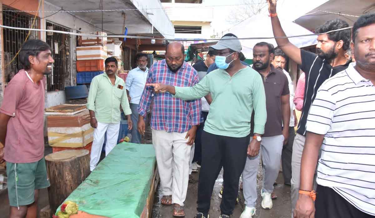 Mayor Mahankali Swamy | మార్కెట్‌ను అపరిశుభ్రంగా మారిస్తే ఖాళీ చేయిస్తాం.. రామగుండం మేయర్ మహంకాళి స్వామి