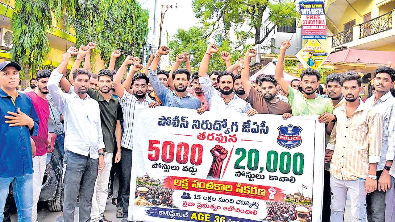 రోడ్డెక్కిన పోలీస్‌ నిరుద్యోగ అభ్యర్థులు