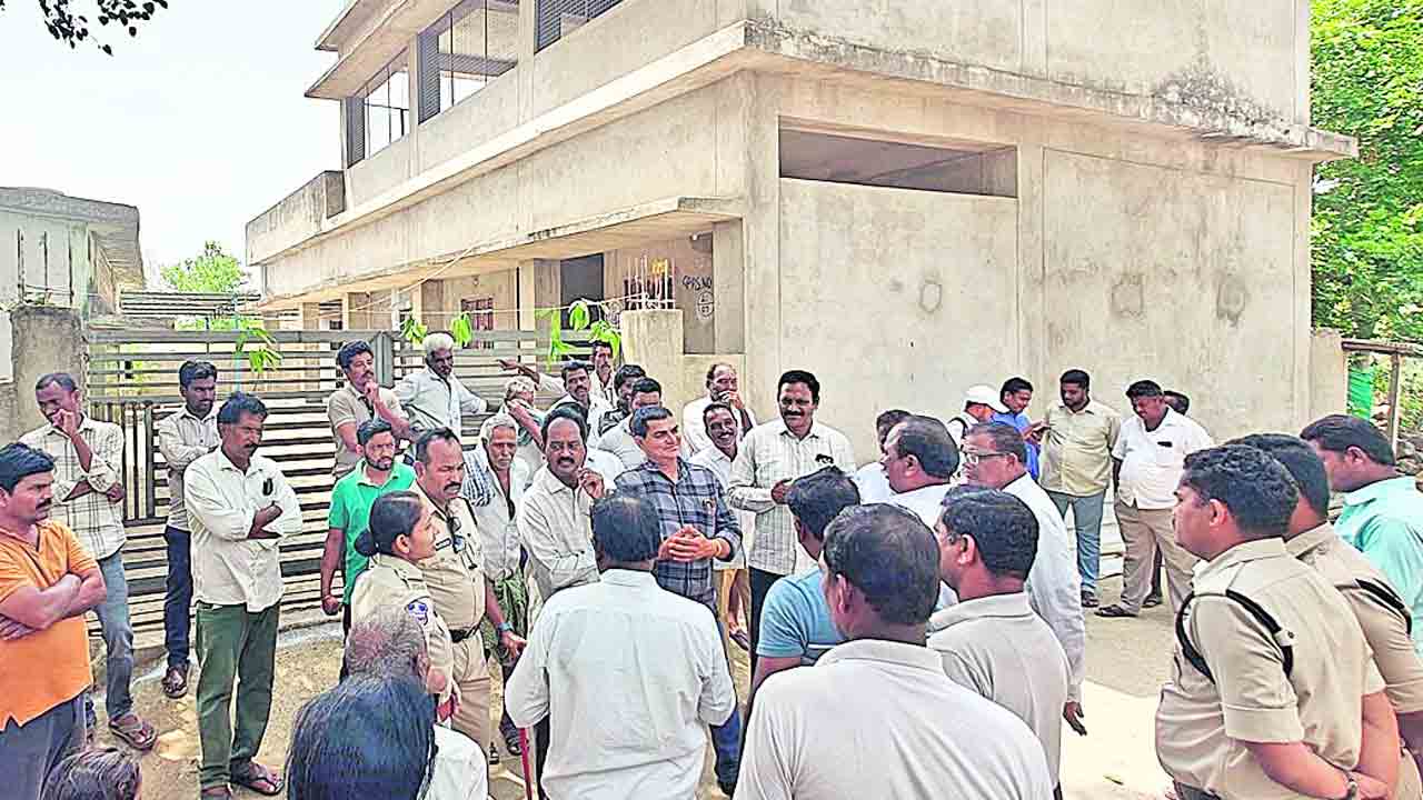 బిల్లు రాలేదని బడికి తాళం