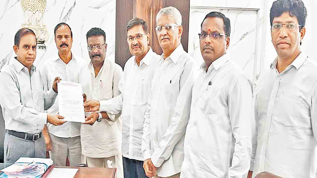 ఓటర్ల జాబితాలో నకిలీలను ఏరాల్సిందే
