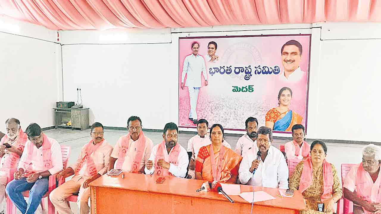 కమీషన్ల కోసమే పనిచేస్తున్న మంత్రులు