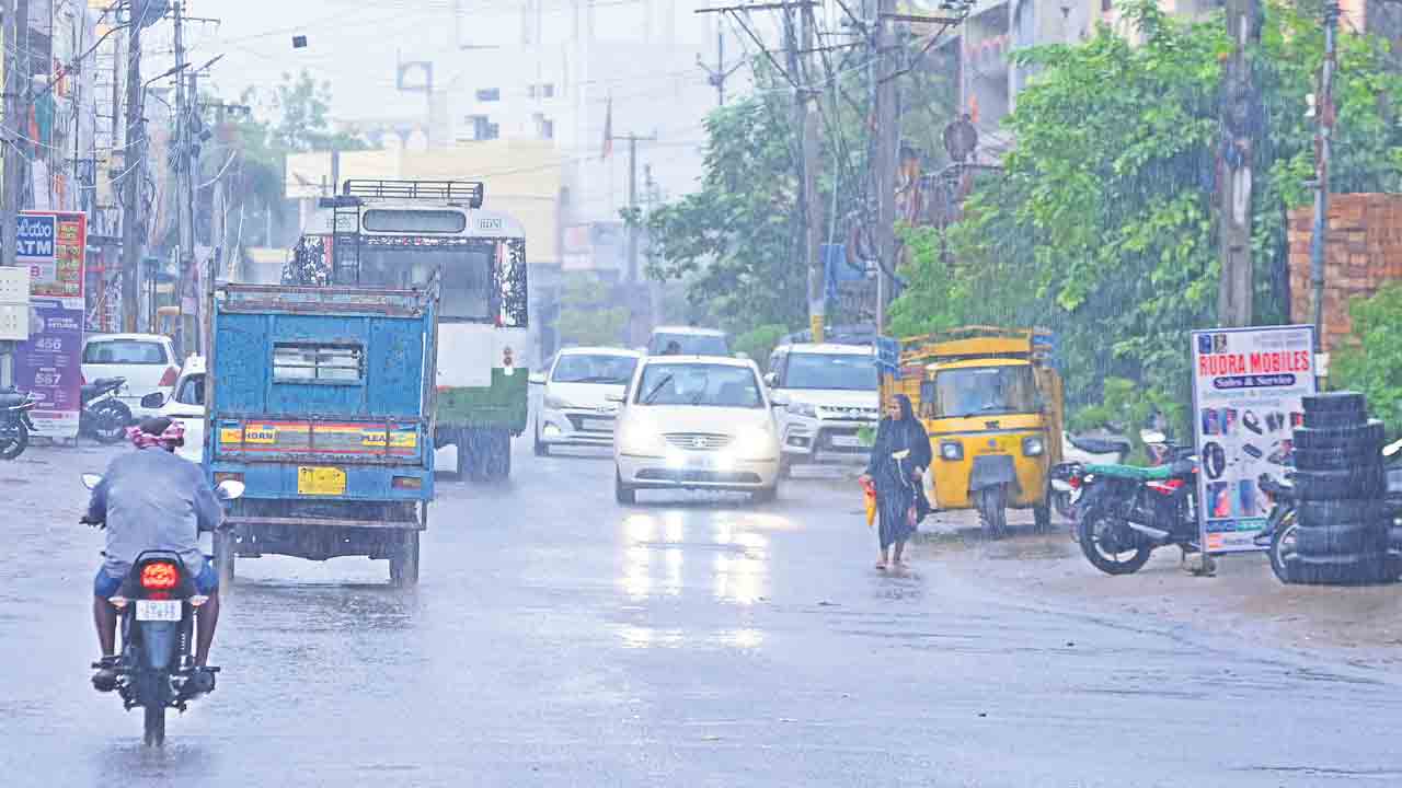 దంచి కొట్టిన వాన
