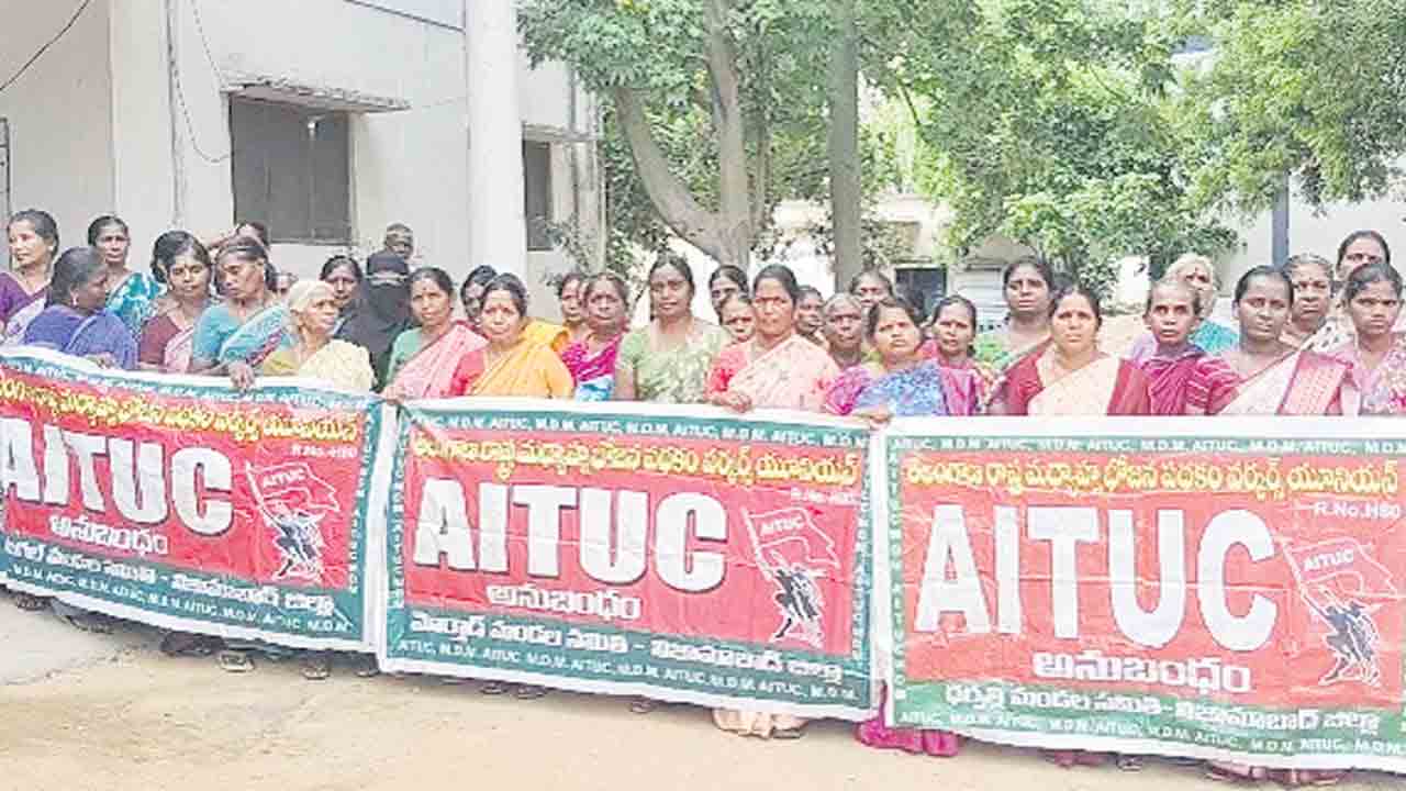 హామీలు అమలు చేయాలని ఆందోళన