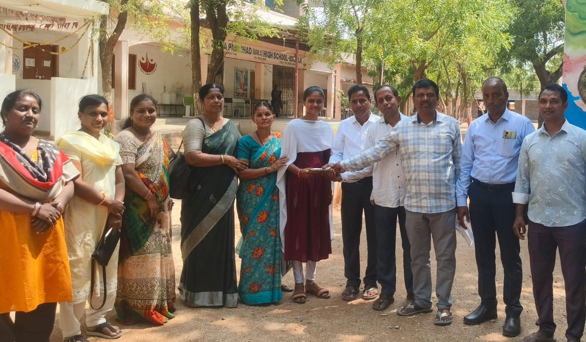 Korutla | చదువుల తల్లికి ఉపాధ్యాయుల ఆర్థిక భరోసా.. పేదింటి బిడ్డకు రూ.40 వేల సాయం